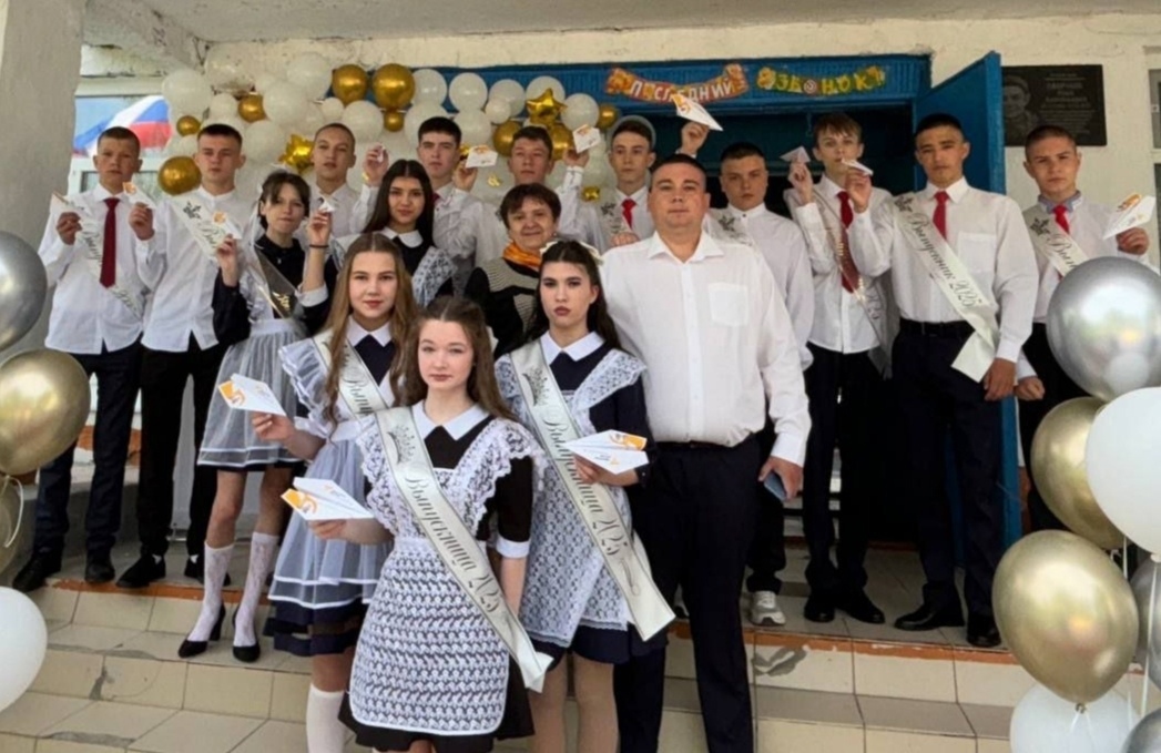Выпускники нашей школы получили от первоклашек удивительные самолётики будущего!.