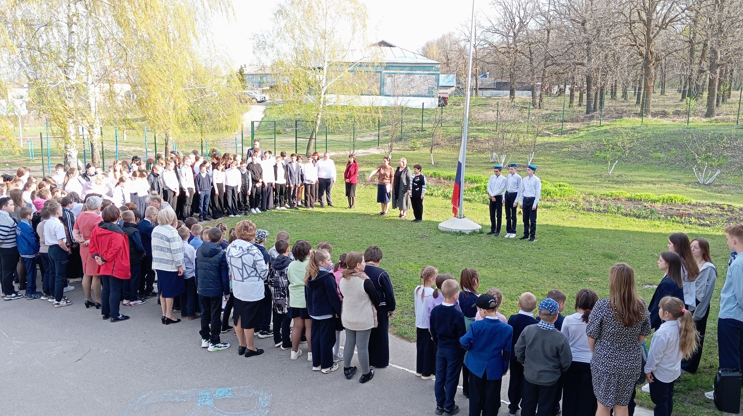 Сегодня в нашей школе прошла еженедельная торжественная линейка.