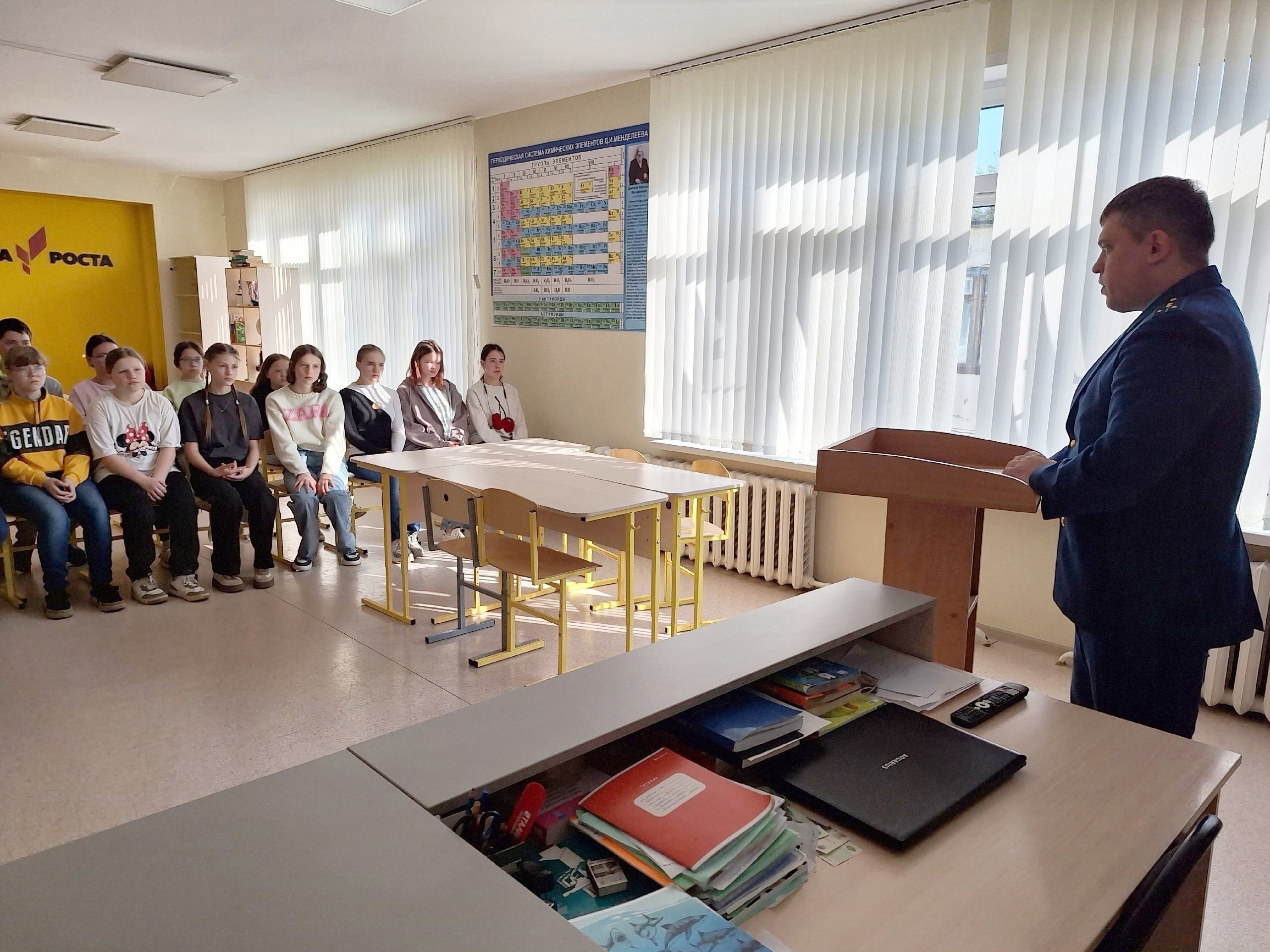 Помощник прокурора Ульяновского района Тимофеев М.С., провел беседу с нашими ребятами.