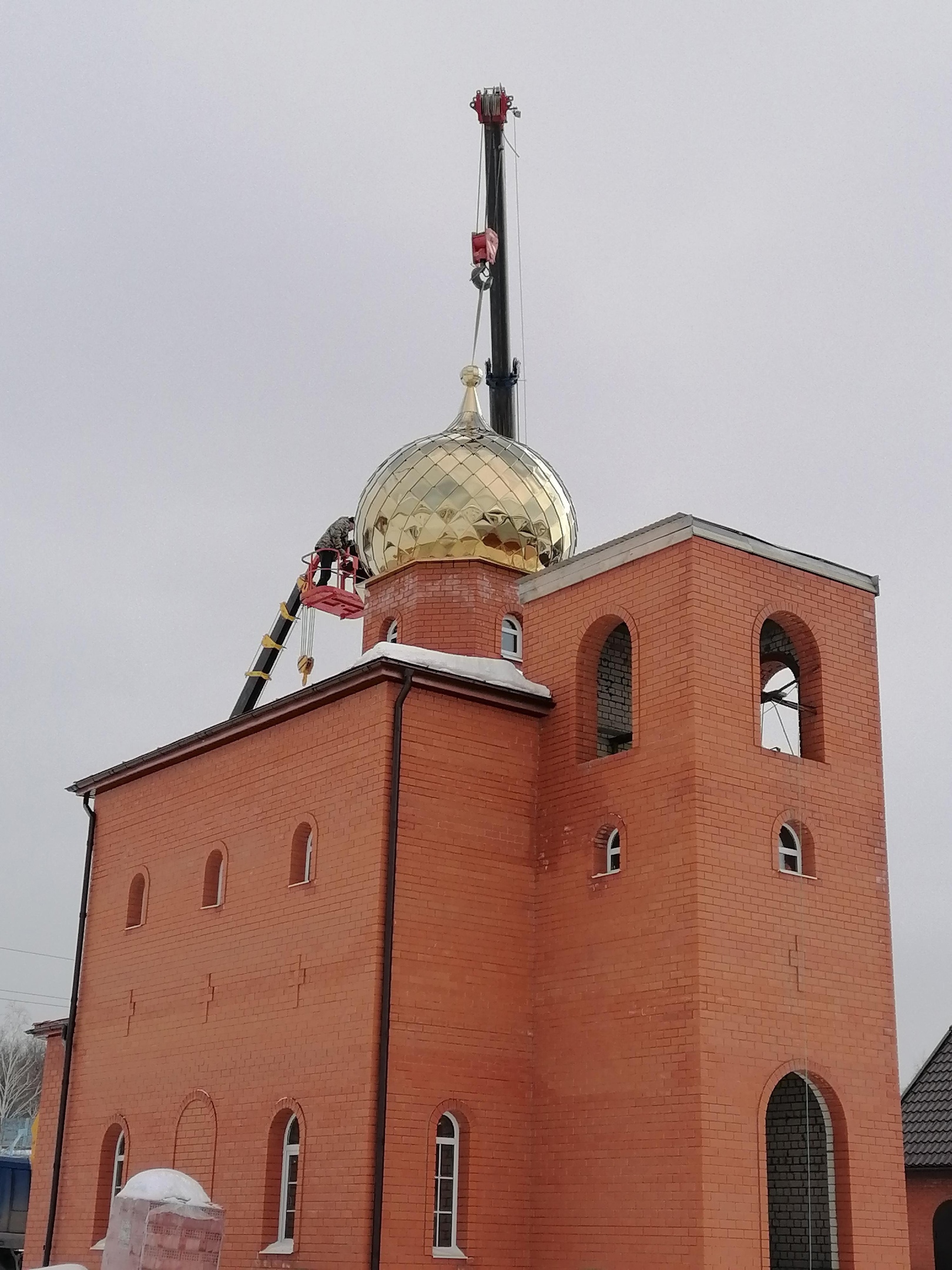 Поднятие купола и освещение креста Храма Николая Чудотворца..